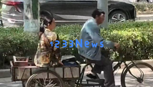 张嘉益55岁骑三轮车载秦海璐，西安民工打扮尽显朴实风采