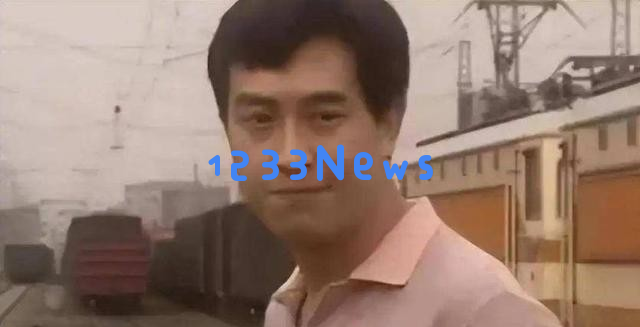 张嘉益55岁骑三轮车载秦海璐，西安民工打扮尽显朴实风采