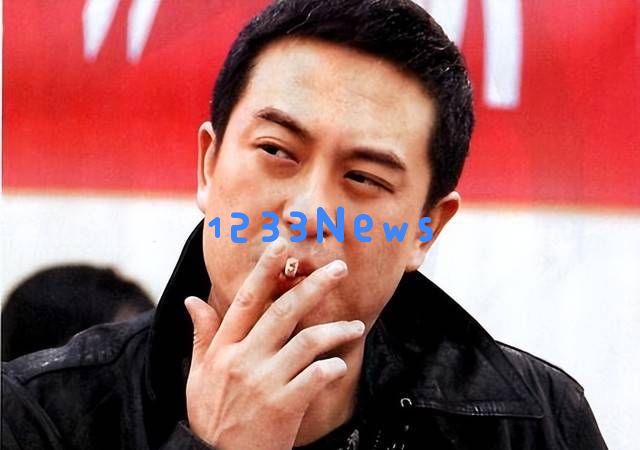 张嘉益55岁骑三轮车载秦海璐，西安民工打扮尽显朴实风采