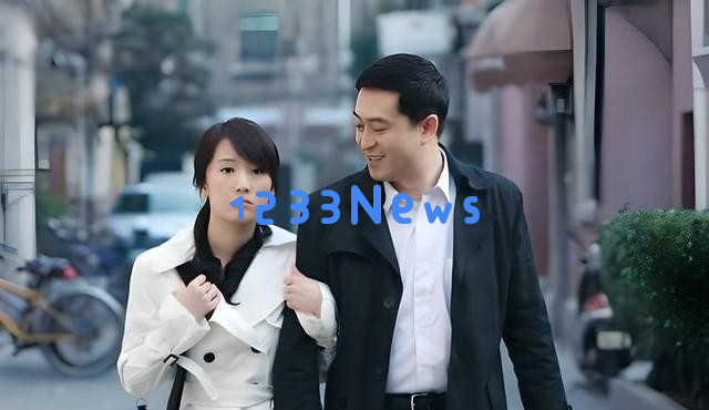 张嘉益55岁骑三轮车载秦海璐，西安民工打扮尽显朴实风采