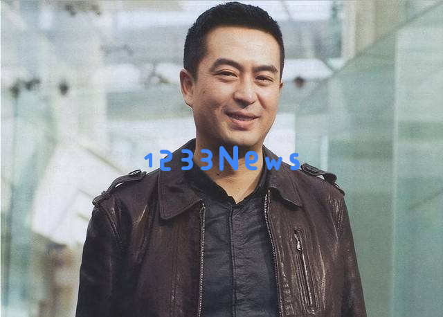 张嘉益55岁骑三轮车载秦海璐，西安民工打扮尽显朴实风采