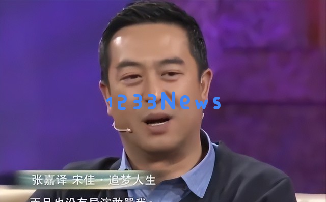 张嘉益55岁骑三轮车载秦海璐，西安民工打扮尽显朴实风采