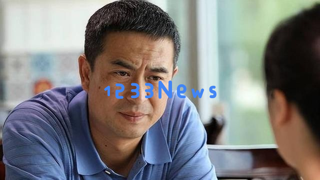 张嘉益55岁骑三轮车载秦海璐，西安民工打扮尽显朴实风采