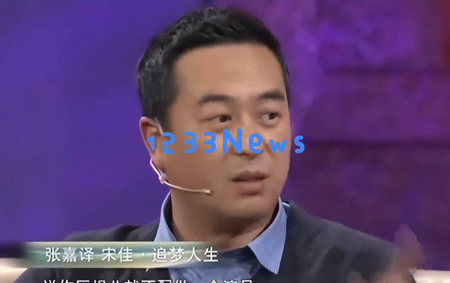 张嘉益55岁骑三轮车载秦海璐，西安民工打扮尽显朴实风采