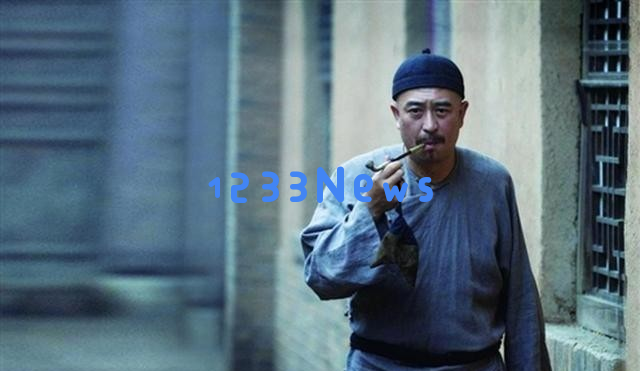 张嘉益55岁骑三轮车载秦海璐，西安民工打扮尽显朴实风采