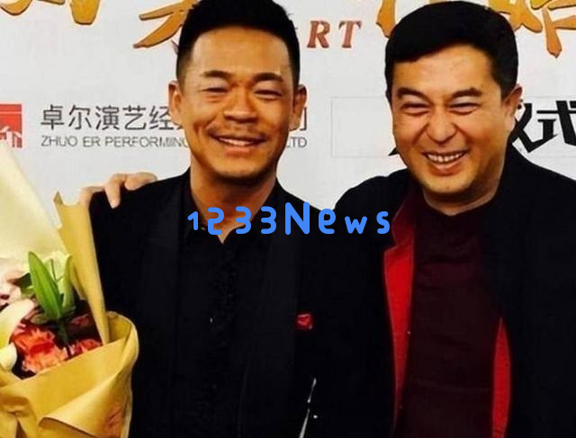张嘉益55岁骑三轮车载秦海璐，西安民工打扮尽显朴实风采