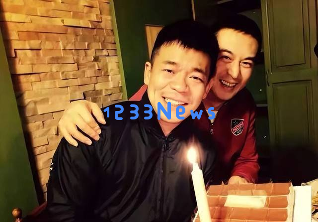 张嘉益55岁骑三轮车载秦海璐，西安民工打扮尽显朴实风采