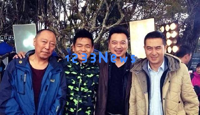 张嘉益55岁骑三轮车载秦海璐，西安民工打扮尽显朴实风采