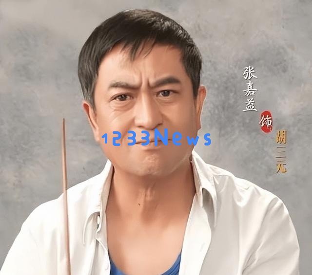 张嘉益55岁骑三轮车载秦海璐，西安民工打扮尽显朴实风采
