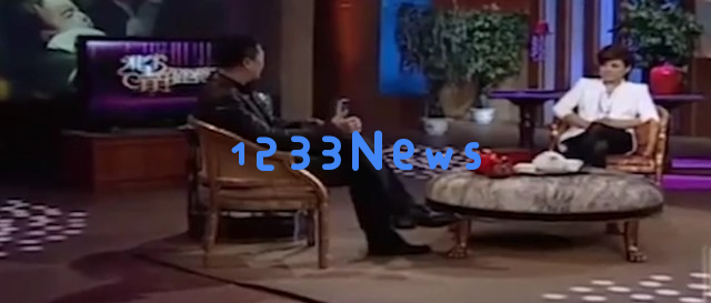 张嘉益55岁骑三轮车载秦海璐，西安民工打扮尽显朴实风采