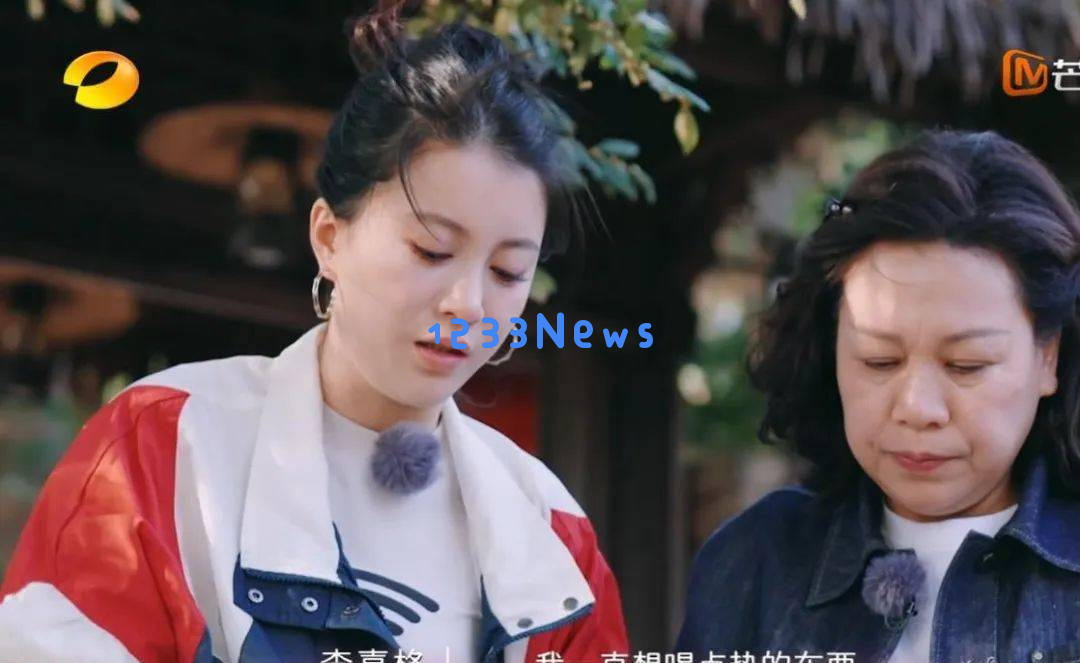 女儿与妈妈的心灵碰撞：撕标签的对决，圣依的妈妈呈现温柔，嘉格的冷静不急躁