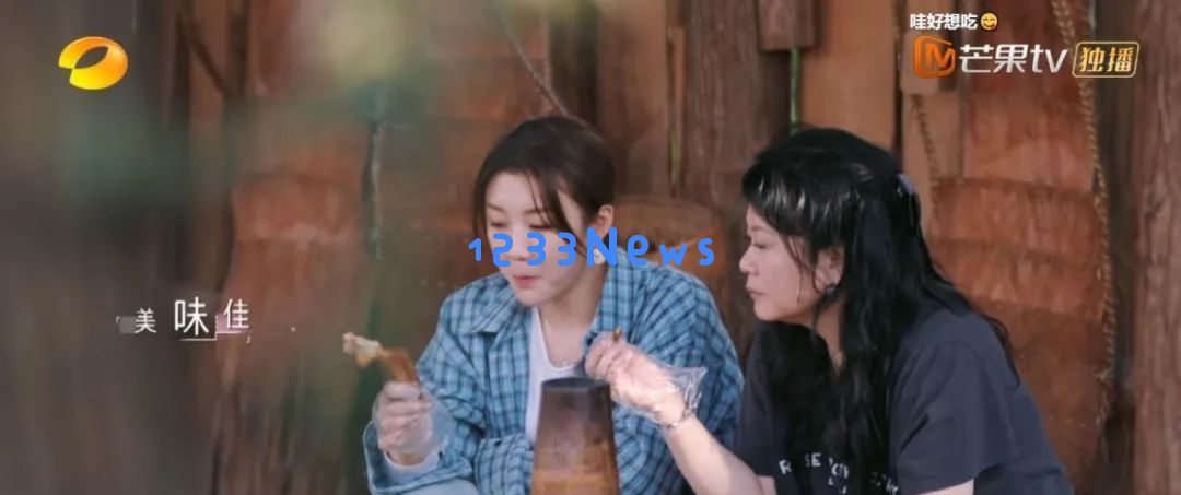 女儿与妈妈的心灵碰撞：撕标签的对决，圣依的妈妈呈现温柔，嘉格的冷静不急躁