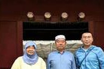 89岁“容嬷嬷”最新动态：蓝色头巾现身清真寺，引发众人关注
