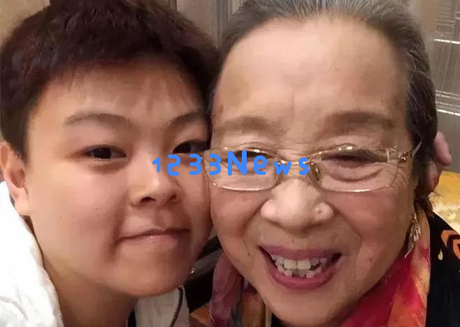 89岁“容嬷嬷”最新动态：蓝色头巾现身清真寺，引发众人关注