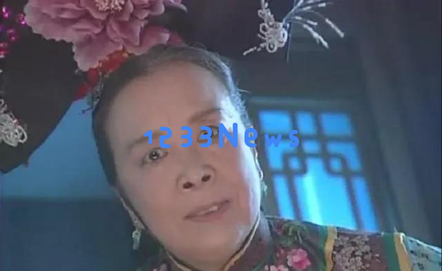 89岁“容嬷嬷”最新动态：蓝色头巾现身清真寺，引发众人关注