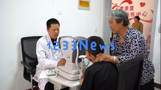 东明县残联携手妇幼保健院共同举办全国“爱眼日”志愿服务活动，关爱视力健康