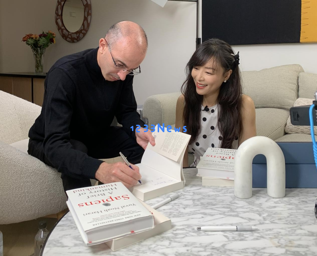 尤瓦尔·赫拉利与张静初对话：持续运转的人工智能使人类步伐愈加急促与疲惫