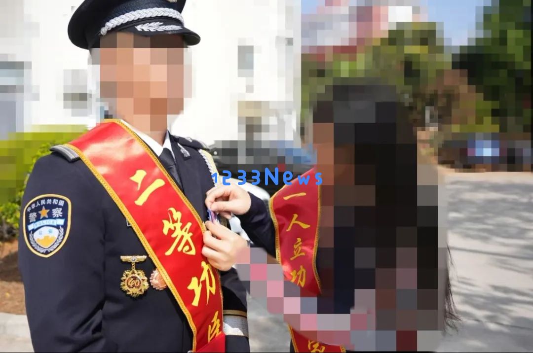
面对警察，丧心病狂的毒贩拉响了手榴弹……警方及时应对斩断毒品交易命脉！
