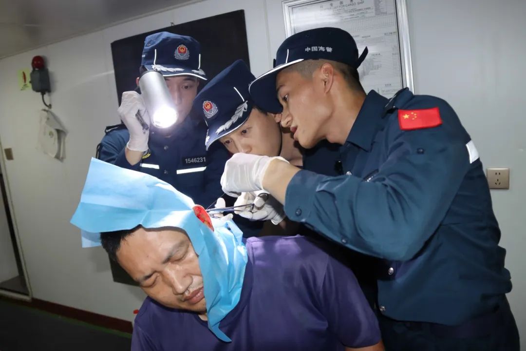 南海作业渔民意外摔伤海警紧急救援行动于清晨展开