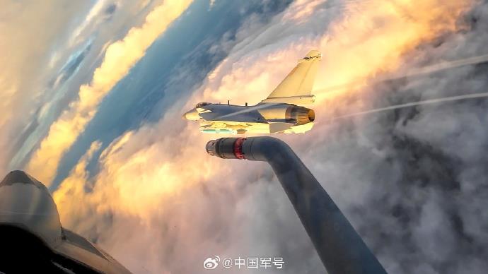 在云雾间翱翔透过歼_10飞行员的视角领略天空的壮丽