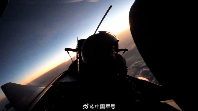 在云雾间翱翔透过歼_10飞行员的视角领略天空的壮丽