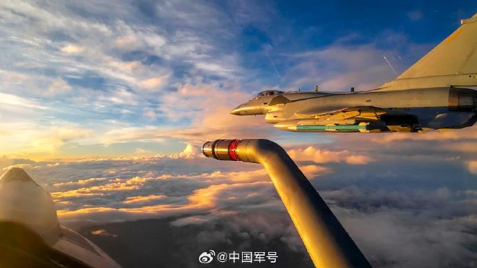 在云雾间翱翔透过歼_10飞行员的视角领略天空的壮丽