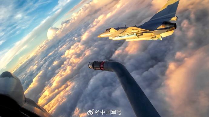 在云雾间翱翔透过歼_10飞行员的视角领略天空的壮丽