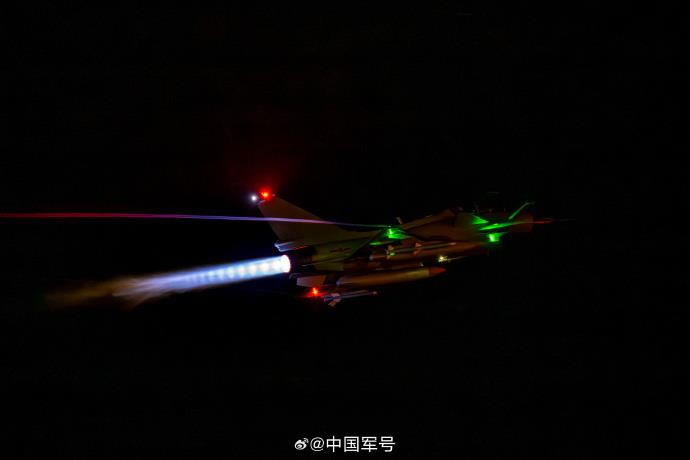 在云雾间翱翔透过歼_10飞行员的视角领略天空的壮丽