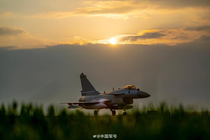 在云雾间翱翔透过歼_10飞行员的视角领略天空的壮丽