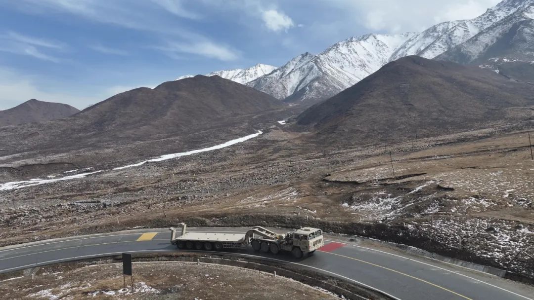 踏入练兵场 重型运输车辆，勇闯风雪“天路”！