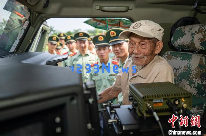百岁抗战老兵孙洪秀庆生 重返军营参观感慨万千的温情时刻与坚韧精神