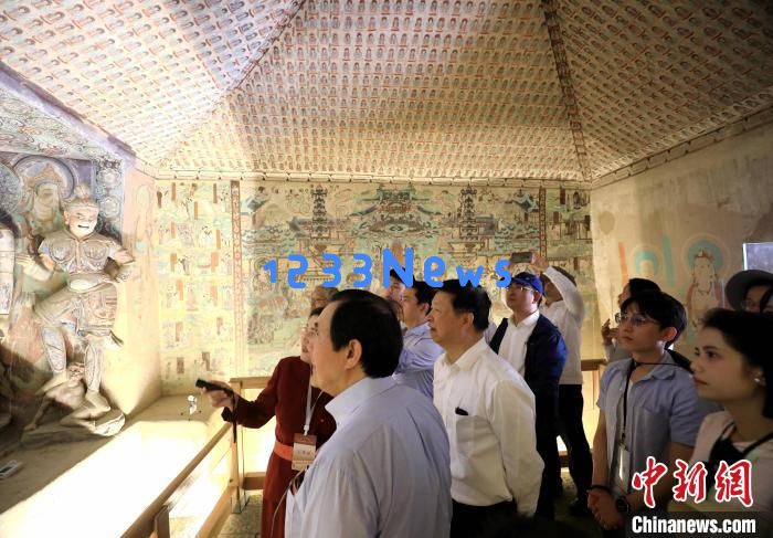 
在莫高窟亲近中华文化 台湾青年盼两岸共同弘扬光大：传承与创新并行，文化共融新时代
