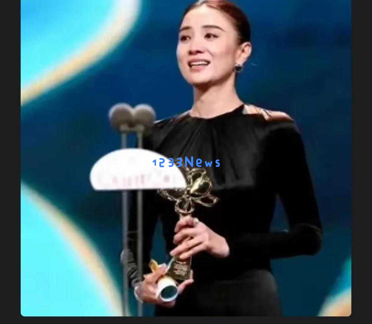 在白玉兰颁奖典礼上宋佳斩获大奖，闫妮赠送棉花花，姐妹情深成为永恒佳话