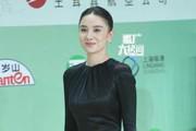 白玉兰奖盛典璀璨夺目，靳东宋佳双双捧奖，女明星风采引发广泛讨论