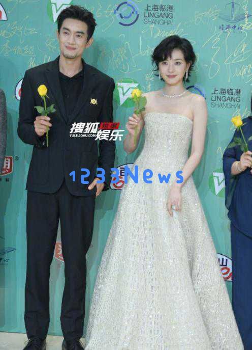 白玉兰奖盛典璀璨夺目，靳东宋佳双双捧奖，女明星风采引发广泛讨论
