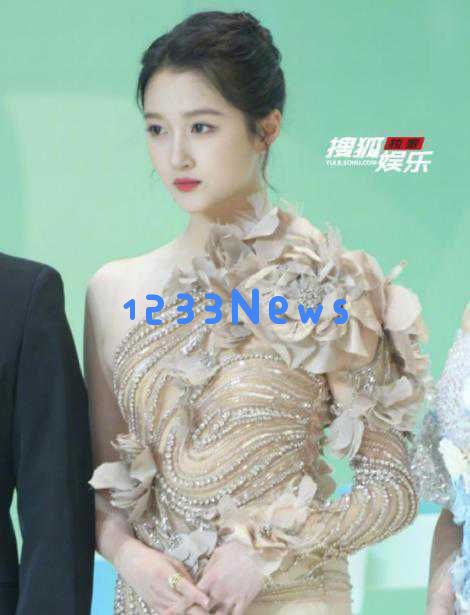 白玉兰奖盛典璀璨夺目，靳东宋佳双双捧奖，女明星风采引发广泛讨论