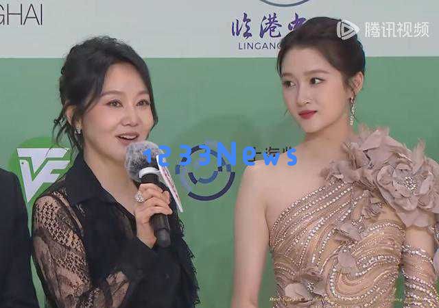 白玉兰奖盛典璀璨夺目，靳东宋佳双双捧奖，女明星风采引发广泛讨论