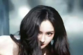 杨幂意外摔倒引发极具话题性的神奇照片
