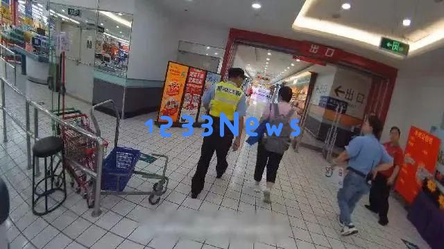 一名老人携带20万元现金购购物卡欲赠予他人，超市工作人员报警处理了……