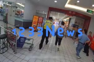 一名老人携带20万元现金购购物卡欲赠予他人，超市工作人员报警处理了……