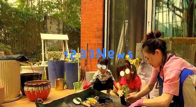 郑恺苗苗分享三胎可爱照片，2岁女儿走路摔跤搞笑，一家五口其乐融融幸福满满