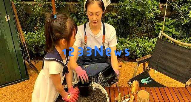 郑恺苗苗分享三胎可爱照片，2岁女儿走路摔跤搞笑，一家五口其乐融融幸福满满