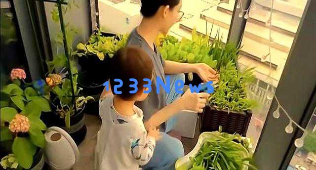 郑恺苗苗分享三胎可爱照片，2岁女儿走路摔跤搞笑，一家五口其乐融融幸福满满