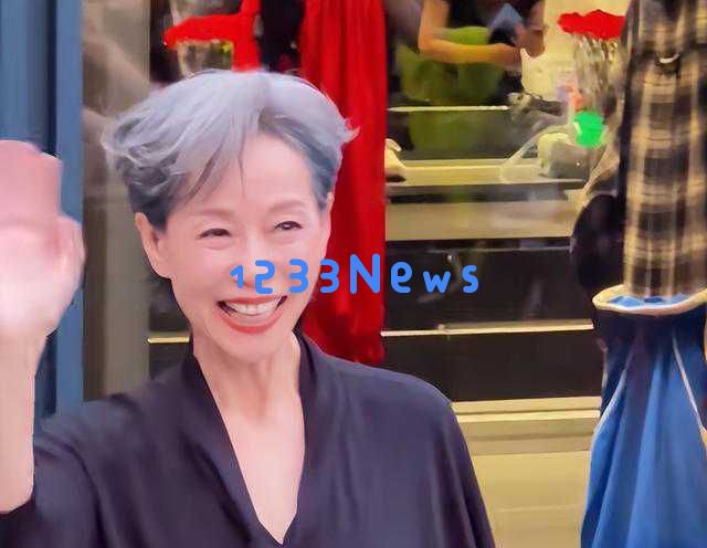 刘亦菲出席巴黎盛典意外被忽视，旁边明星热聊场面引人关注