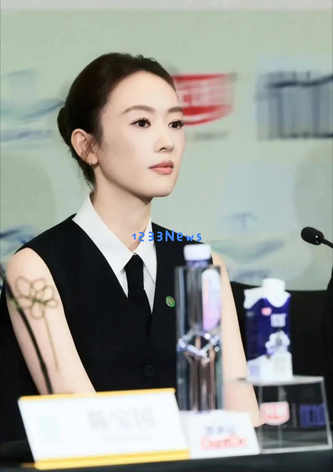 首位85后评委登场！童瑶身穿紫色裙子闪耀电视节，演绎刚柔并济的风范