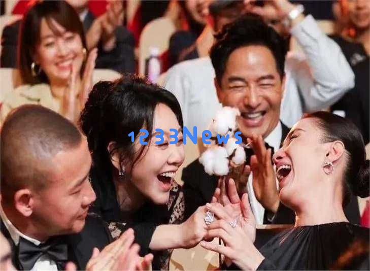 “咸猪手、抢风头”，一张合影，引发了白玉兰颁奖当天的“争议”？
