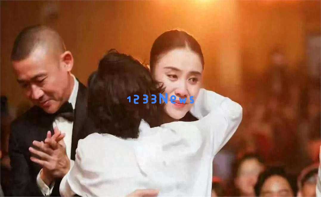 “咸猪手、抢风头”，一张合影，引发了白玉兰颁奖当天的“争议”？