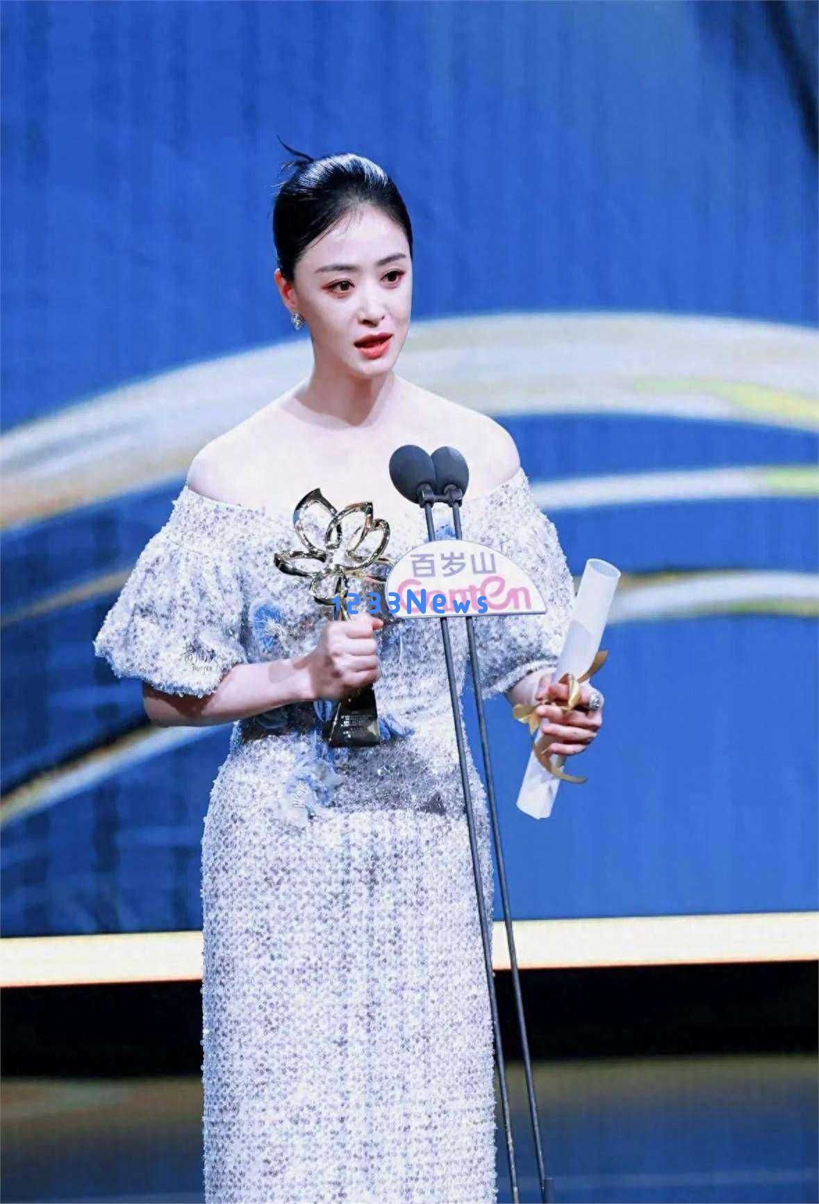 “咸猪手、抢风头”，一张合影，引发了白玉兰颁奖当天的“争议”？