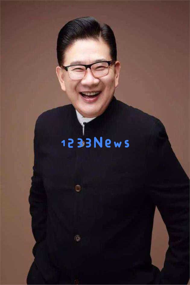 “咸猪手、抢风头”，一张合影，引发了白玉兰颁奖当天的“争议”？