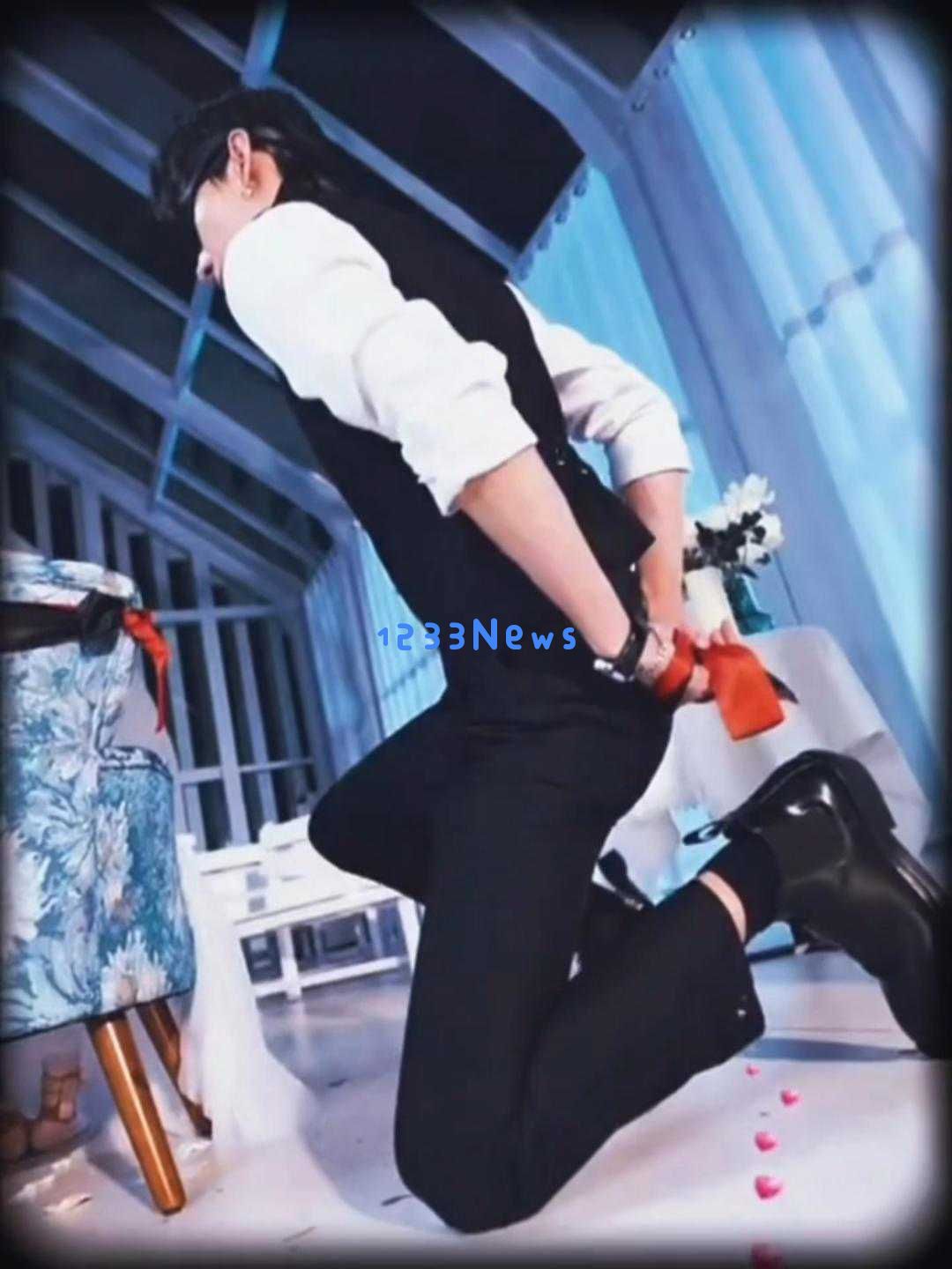 短剧男神跪姿挑战，王译磊意外战损，姚冠宇三摇姿势引围观，想先把谁扶起